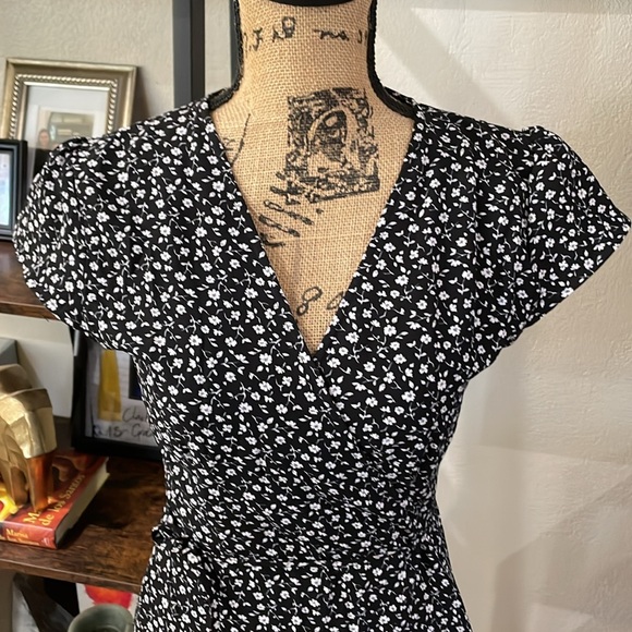 Black and white floral wrap dress - Picture 2 of 6